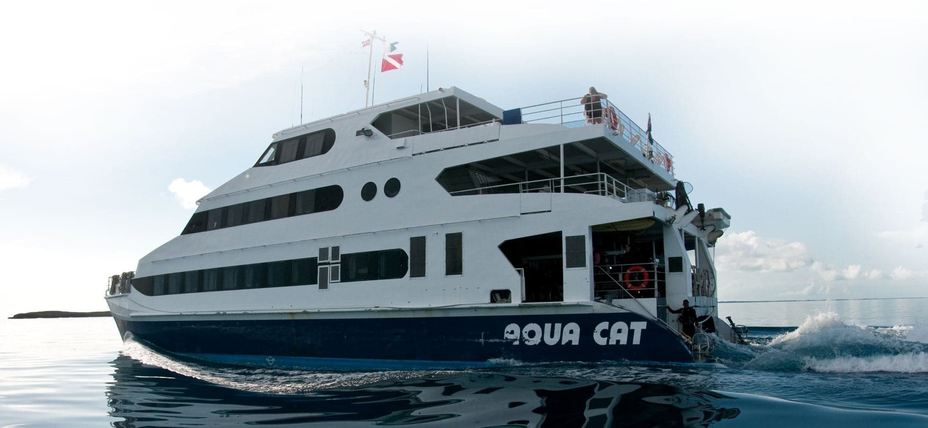 Aqua Cat’s weekly safaris through the Exuma Cays combine drift diving, blue holes, and reef exploration with relaxed island-hopping in the warm Bahamian sun