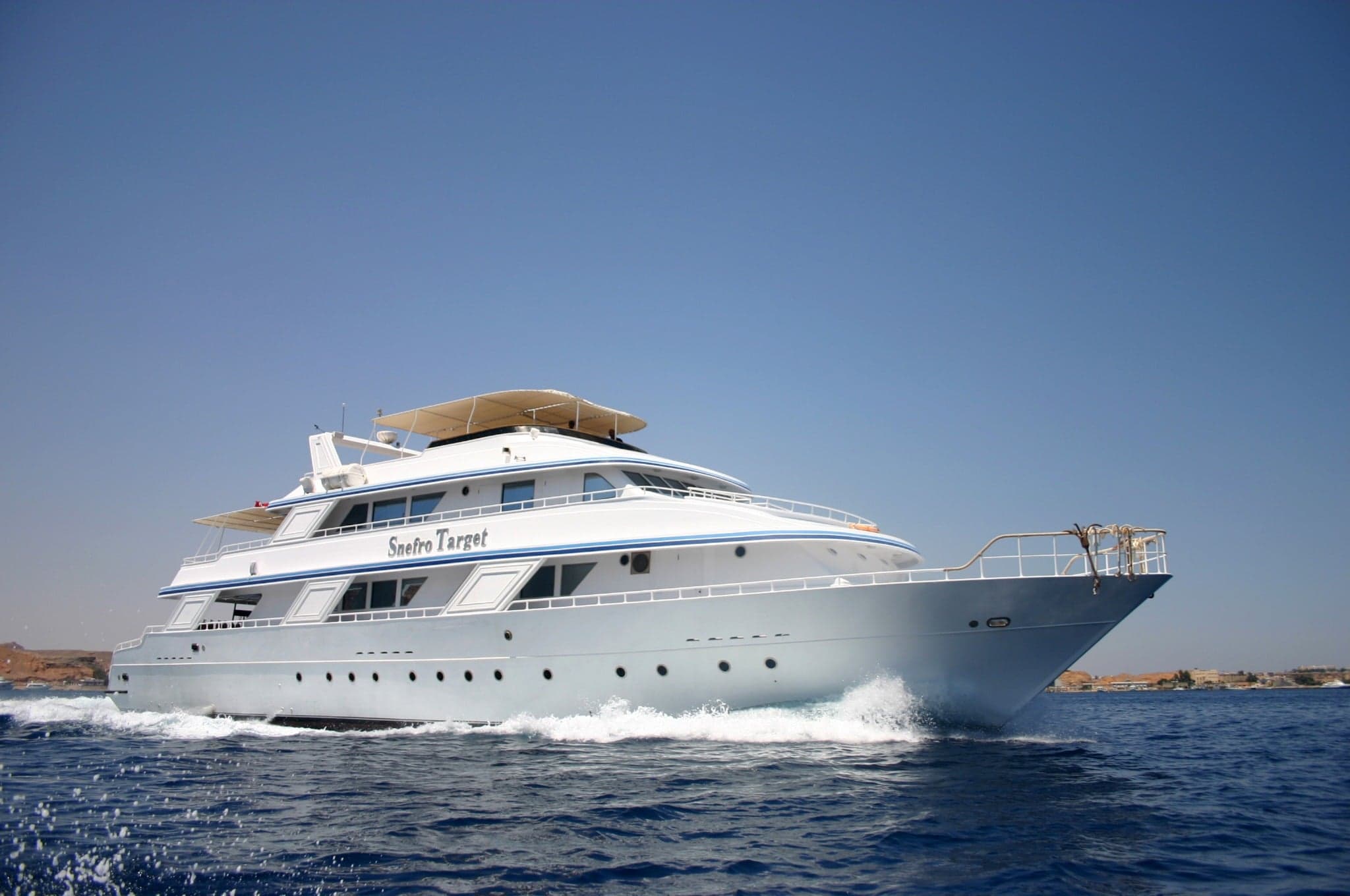 Snefro Target offers access to classic northern Red Sea sites. Divers explore the Thistlegorm, Ras Mohammed, and other crowd-favorite reefs in a well-equipped setting