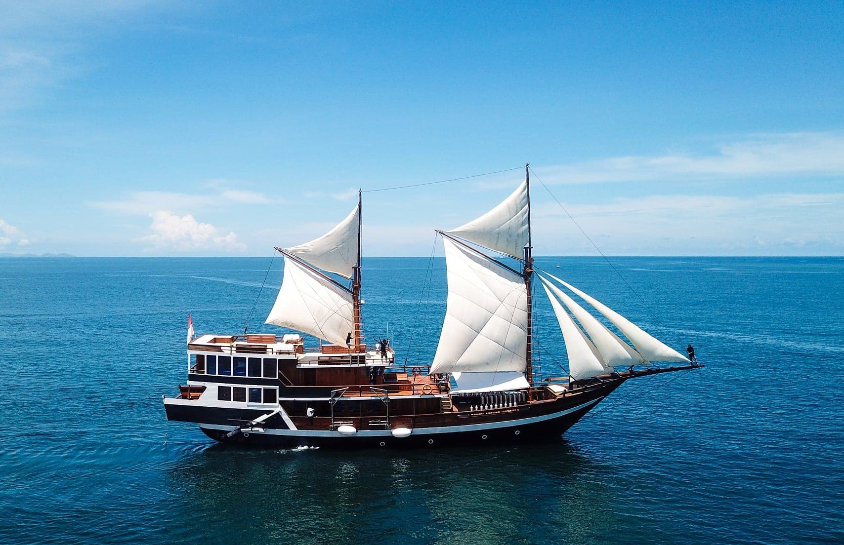 Built for comfort and distance, Jelajahi Laut moves between regions like Raja Ampat and the Banda Sea. Its routes feature vertical walls, hammerhead sightings, and thick coral carpets in every hue