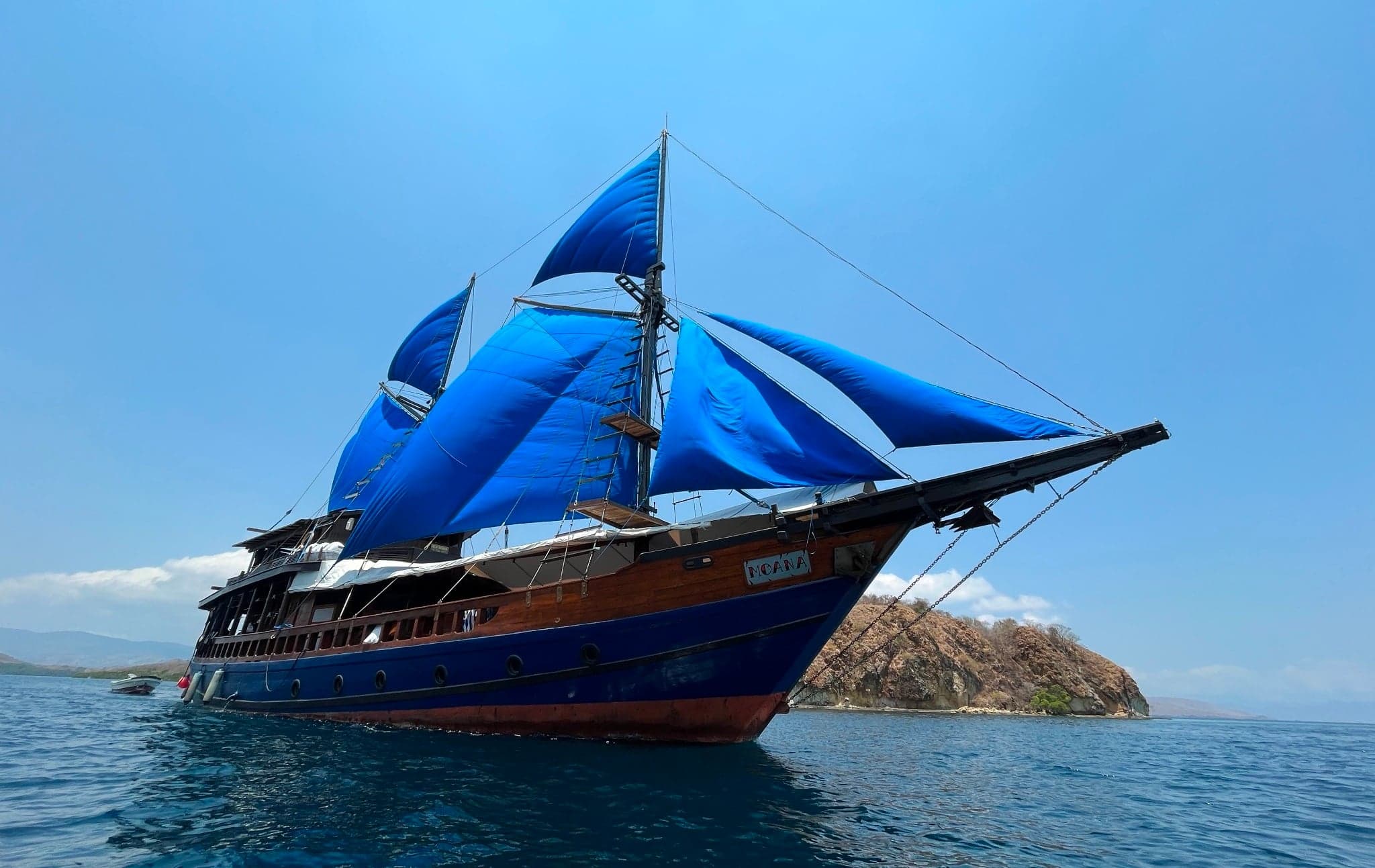 Moana is a handcrafted phinisi that sails through Komodo, offering relaxed but rewarding dive trips. Highlights include manta rays at Manta Point and drift dives at Batu Bolong