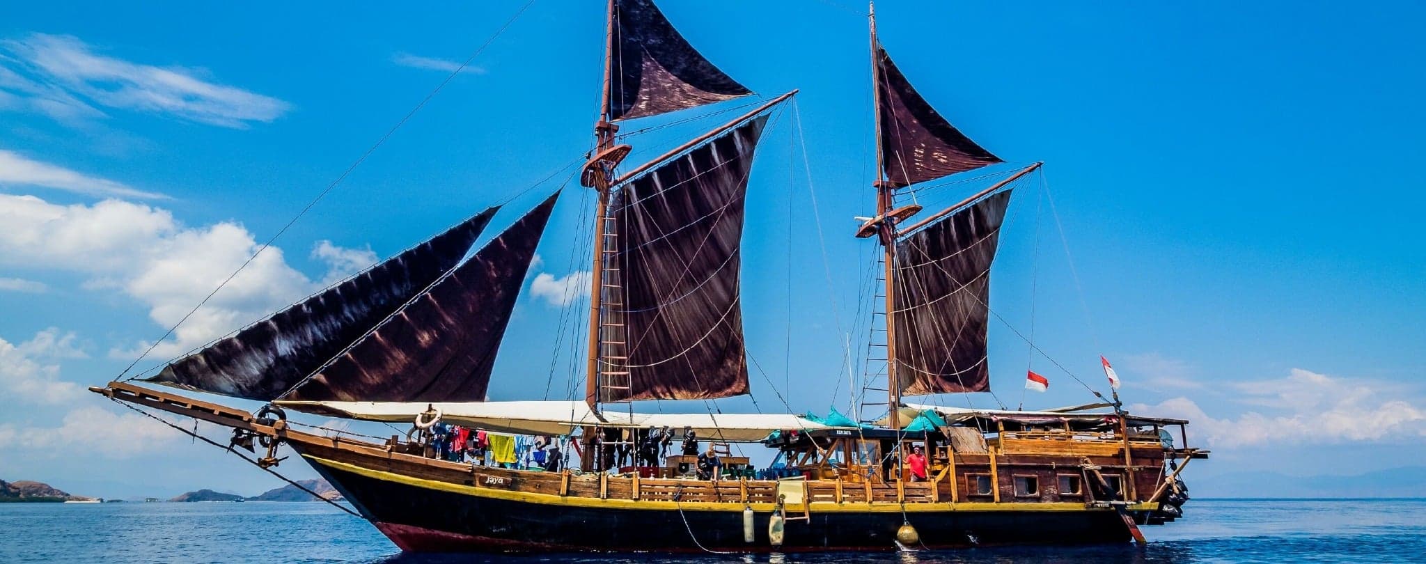 Jaya, a traditional phinisi, offers diving expeditions in Komodo and Raja Ampat, providing opportunities to explore rich biodiversity, from pygmy seahorses to majestic manta rays