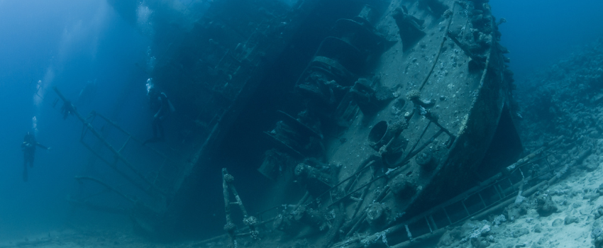 Giannis D, Abu-Nuhas, Two scuba divers exploring the hull and propeller of the Giannis D wreck at Abu Nuhas