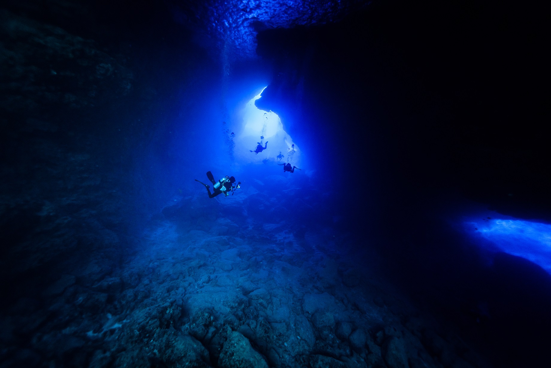 Тоннель в подводной пещер