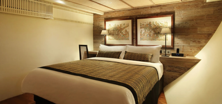cabin Alila Purnama Liveaboard Indonesia The Sriwijaya Master Suite onboard Alila Purnama featuring wrap-around windows, private balcony, and a plush king bed.