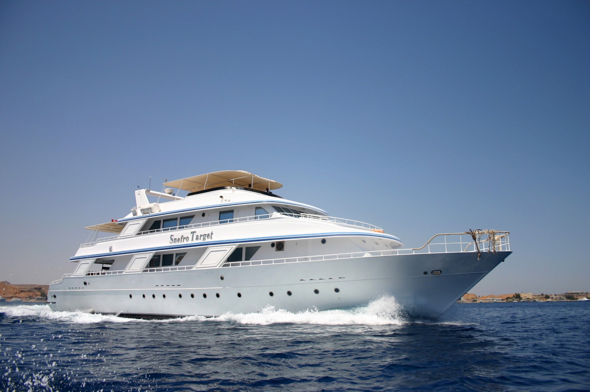 Snefro Target offers access to classic northern Red Sea sites. Divers explore the Thistlegorm, Ras Mohammed, and other crowd-favorite reefs in a well-equipped setting