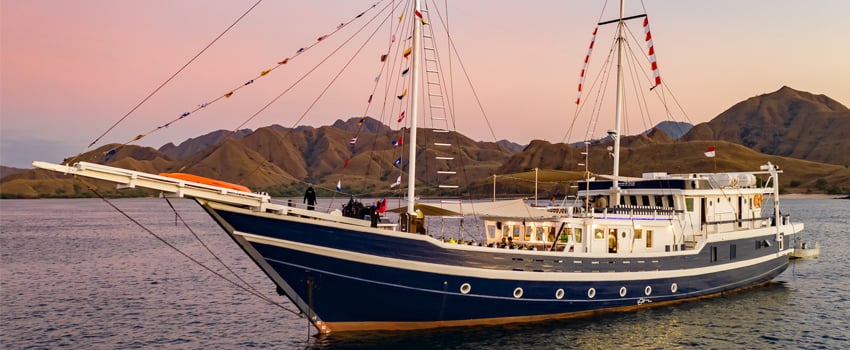 Seahorse, a traditional phinisi, crosses the diverse seas of Raja Ampat and Triton Bay, providing encounters with mantas, macro life, and untouched reefs