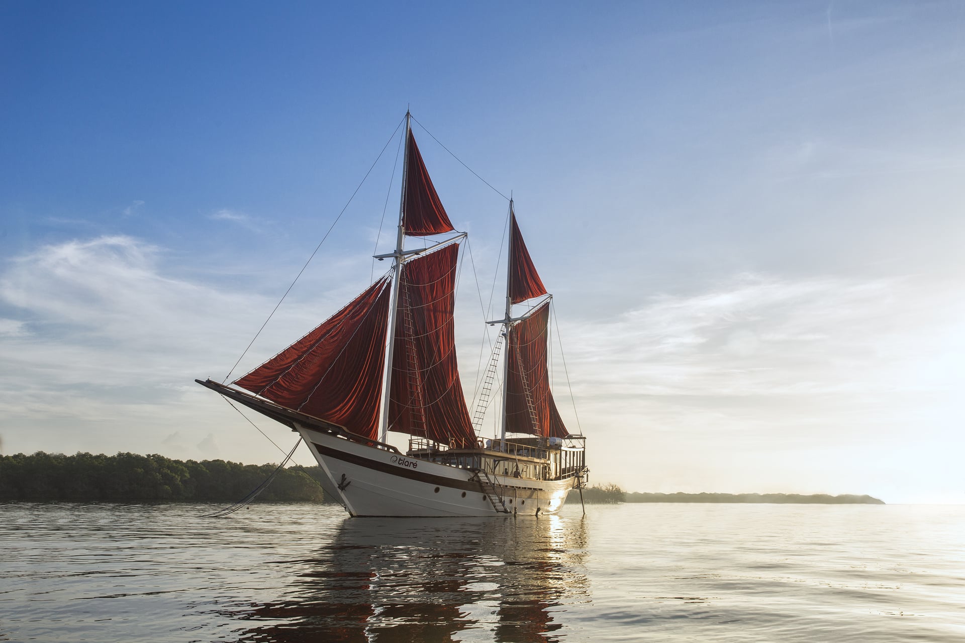 Traditional Indonesian design meets boutique luxury on board the Tiaré Cruise liveaboard, visiting Raja Ampat and Komodo where manta rays and pygmy seahorses share the reefs