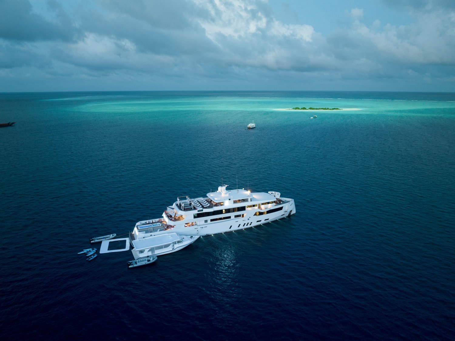 White Pearl liveaboard dives Maldivian highlights like Fotteyo Kandu and Alimatha Jetty, where hammerhead sharks, nurse sharks, and soft coral gardens dominate the underwater scene