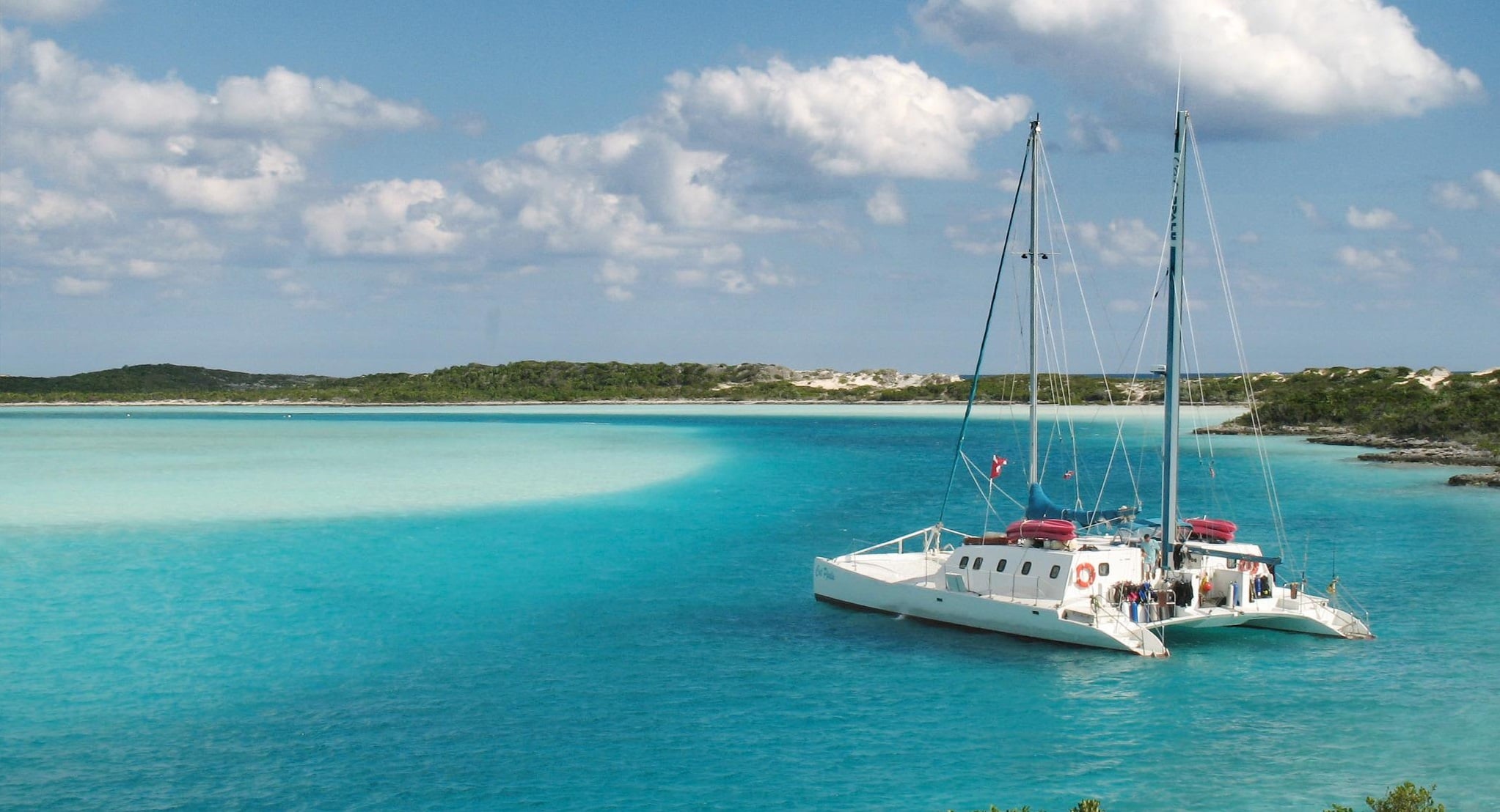 Cat Ppalu offers week-long sailing and diving adventures in the Bahamas, exploring the Exuma Cays with opportunities to dive blue holes, walls, and vibrant coral reefs teeming with marine life
