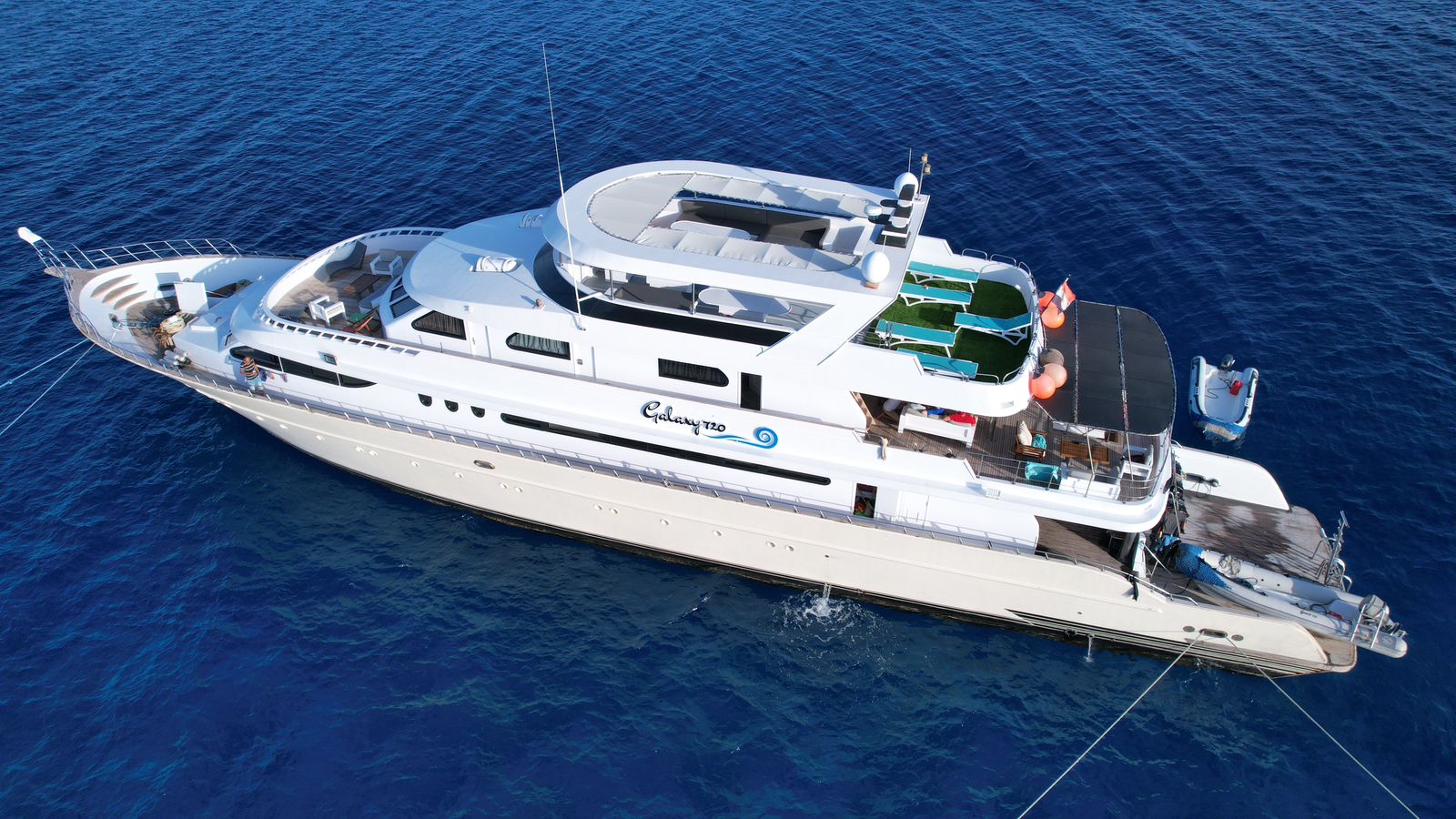 Offering routes through both Saudi Arabian and Egyptian waters, Galaxy 720 delivers diving experiences marked by vibrant coral reefs, dramatic drop-offs, and pelagic sightings