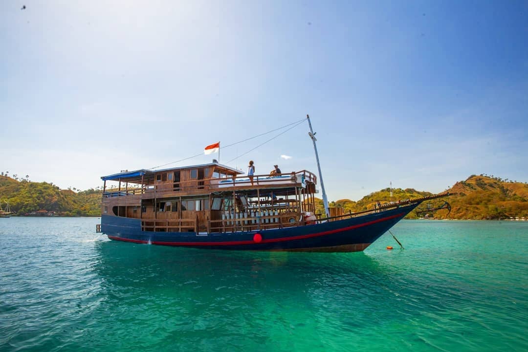 Sokaraja, a traditionally-crafted phinisi, offers intimate cruises around Komodo National Park, providing divers and snorkelers with opportunities to encounter manta rays, sharks, and vibrant coral reefs