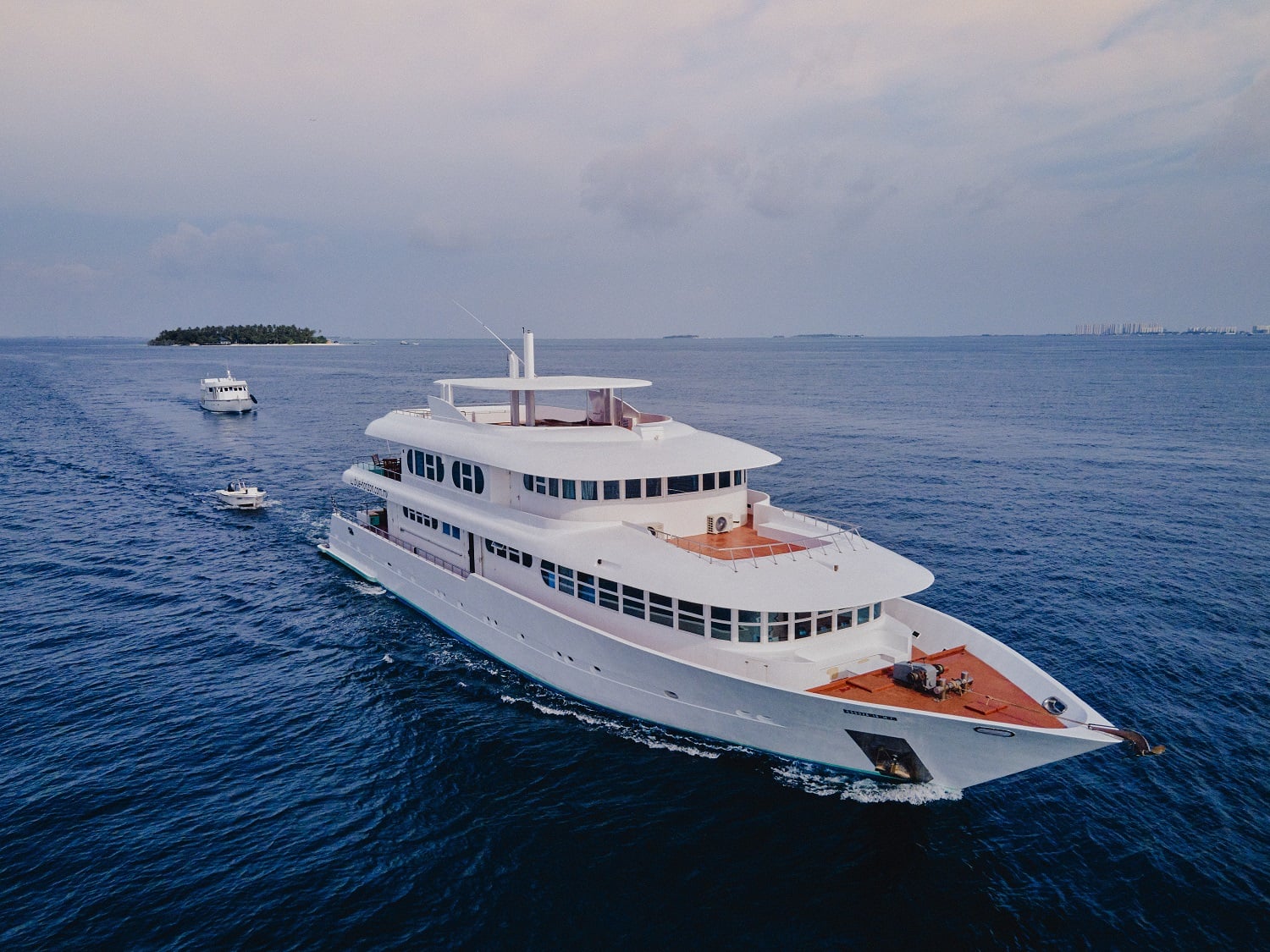 Horizon 3 focuses on the Maldives’ best dive spots, including Ari and Vaavu Atolls, where manta rays, reef sharks, and vibrant coral gardens define every dive