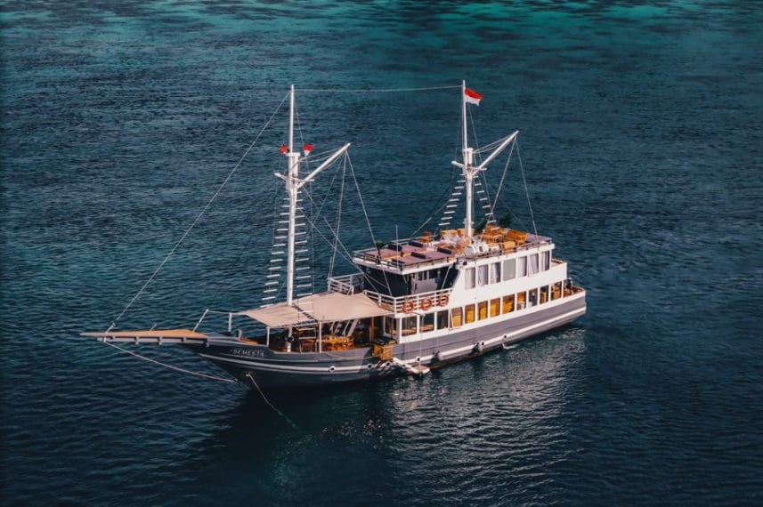 Busy Girl liveaboard operates in Komodo and Flores, where dive sites like Manta Point host manta rays, reef sharks, and colorful marine life in strong currents and clear waters