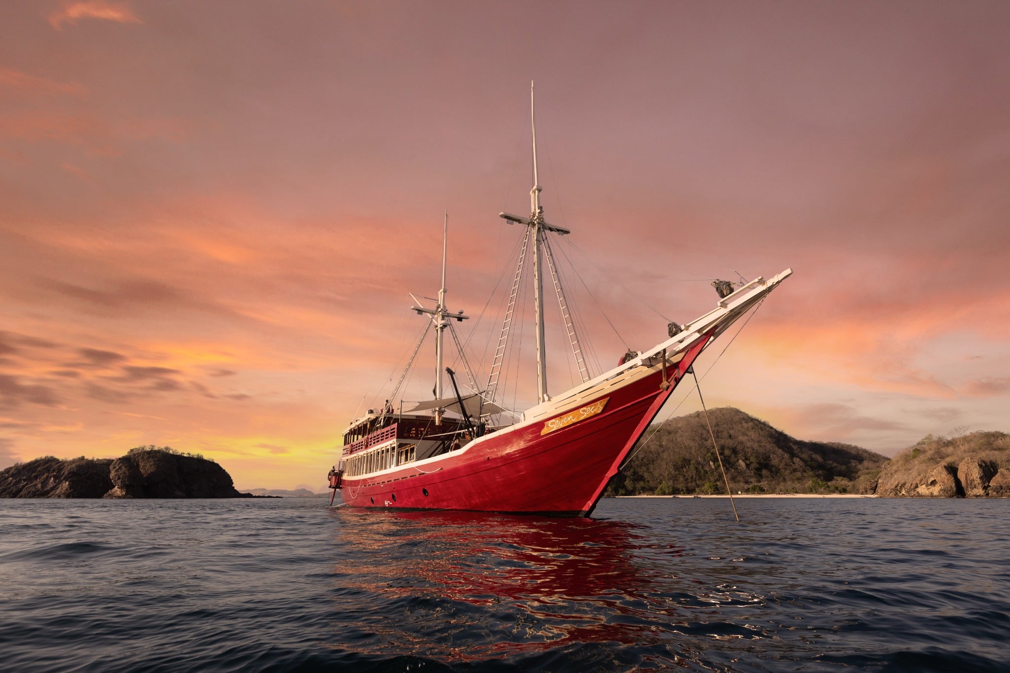 Seven Seas blends rugged exploration with luxury. From Komodo’s current-swept channels to the calm, coral-rich bays of the Forgotten Islands, the diving is as diverse as the landscapes