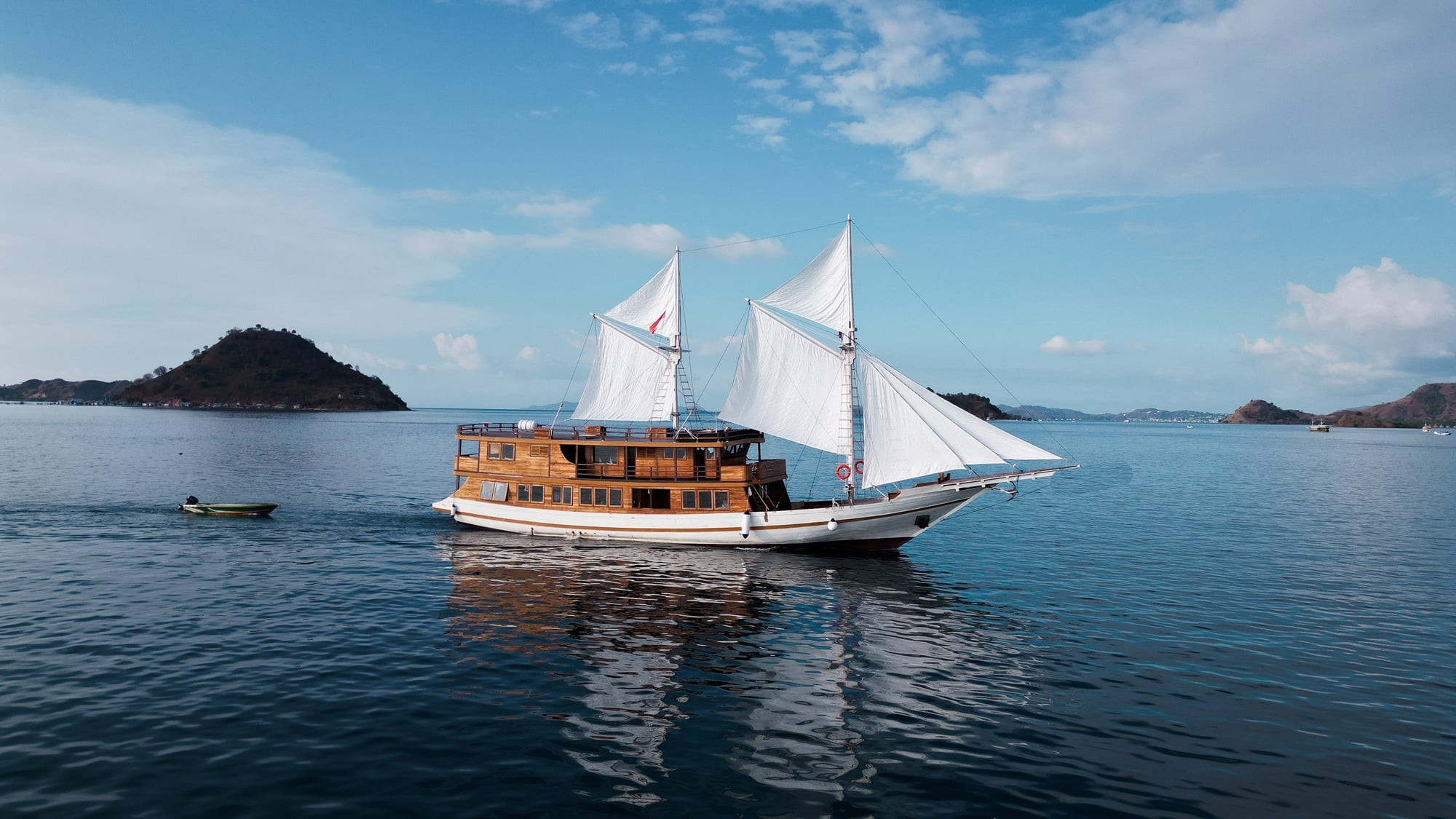 Sundari Voyages is a newly built wooden phinisi designed for both diving and leisure-focused liveaboard trips within Komodo National Park. Constructed in the renowned boatbuilding village ...
