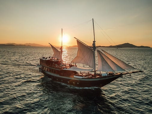 Queenesia II liveaboard explores Indonesia’s Derawan Archipelago and Lembeh Strait. Dive with manta rays, sea turtles, blue-ringed octopuses, and hairy frogfish aboard this traditional Phinisi yacht