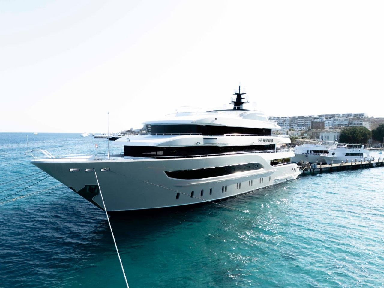 Sea Treasure liveaboard in Egypt combines Red Sea diving at Brothers, Daedalus, Elphinstone and St. John’s with ensuite cabins, panoramic sea views and private Jacuzzi suites